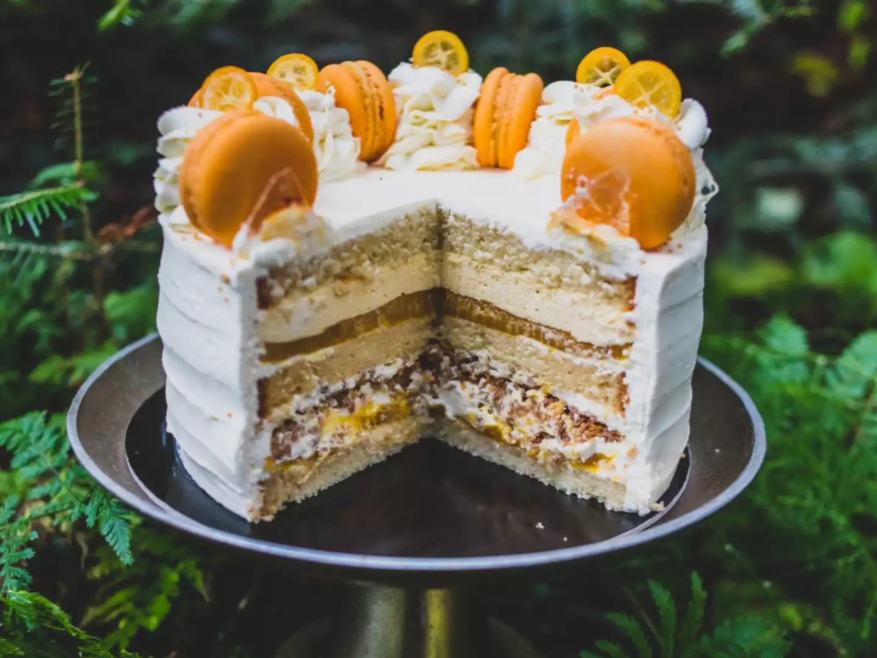 Tort z egzotyczną marakują od La Baguette na eleganckim talerzu.